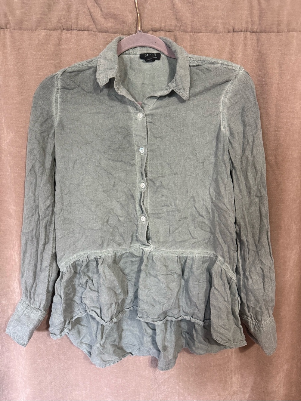 a.n.a Light Gray Ruffle-Hem Button-Up Blouse